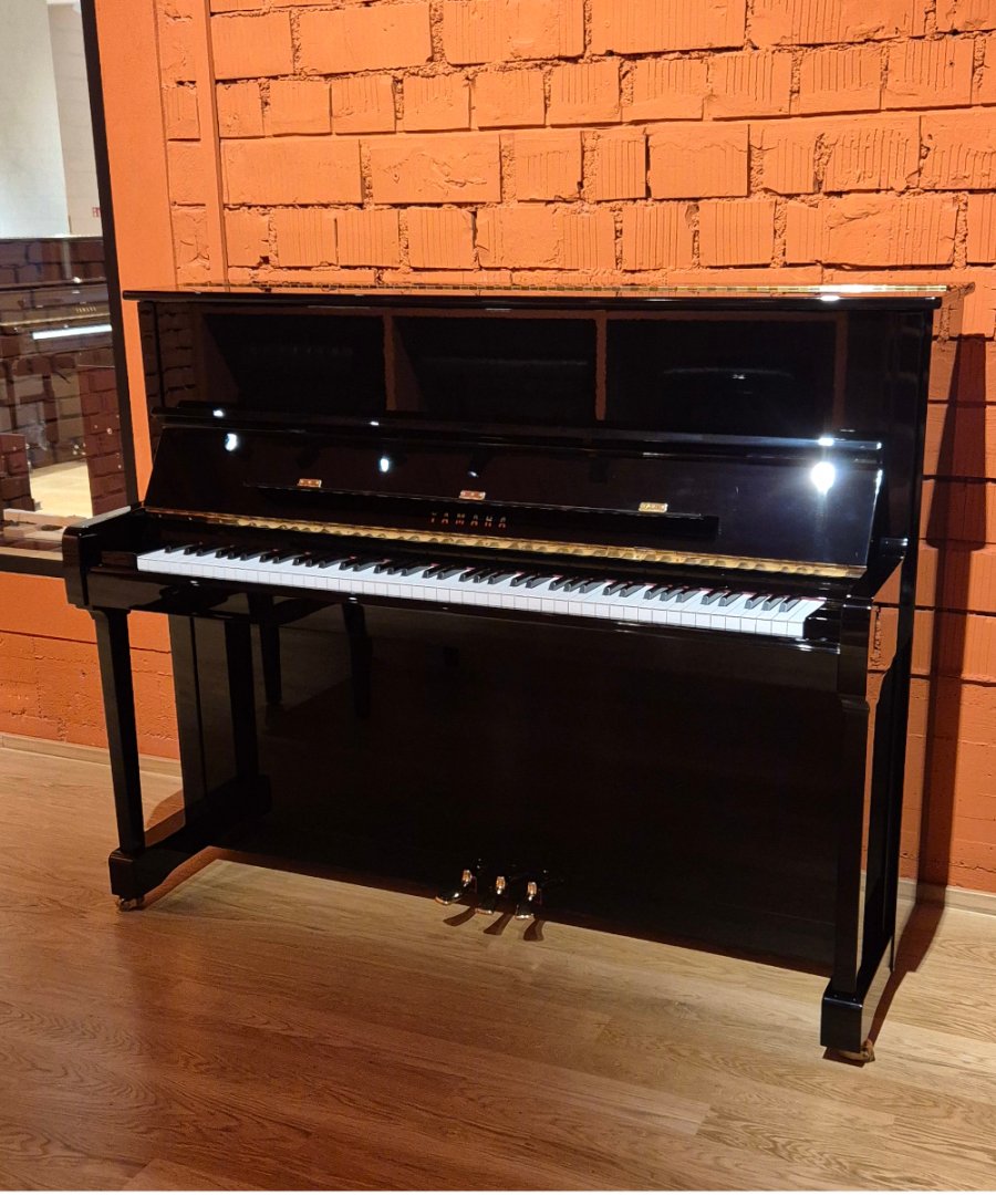 Yamaha P-121 HG von 2006 in Black glossy