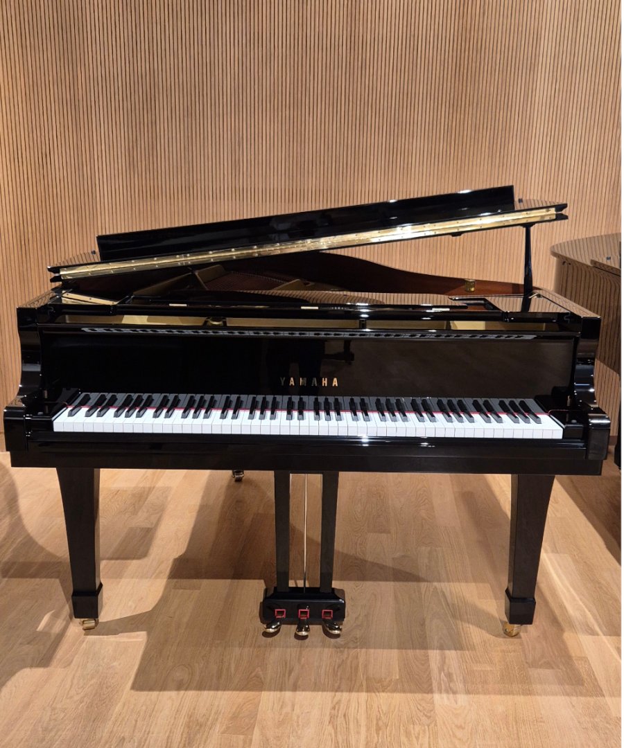 Yamaha C3 von 1994 in Black glossy
