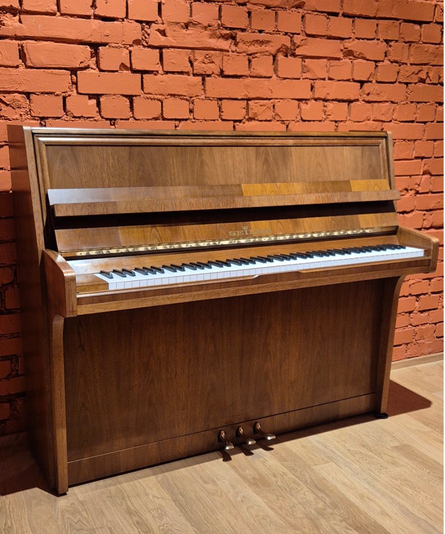 Seiler 118 von 1989 in Walnut matt