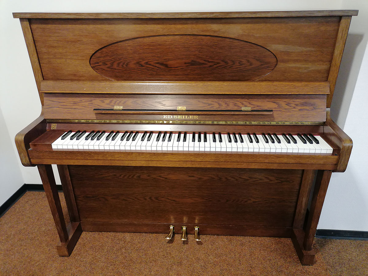 Seiler 128 von 1984 in Wood matt