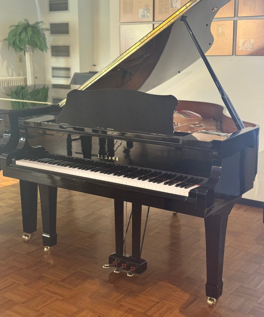 Yamaha C2 von 1997 in Black glossy