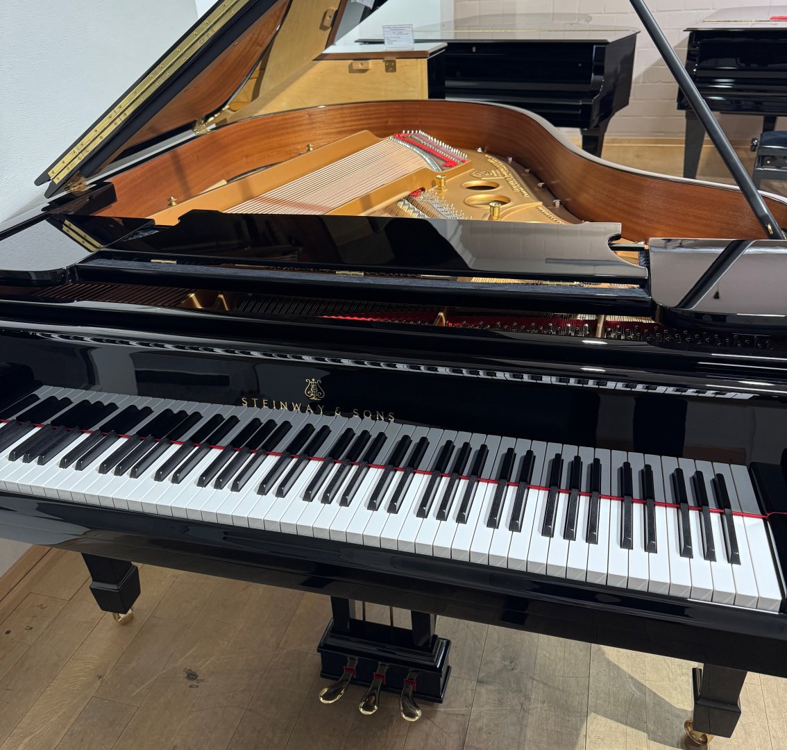 Steinway & Sons O-180 von 1921 in Black glossy