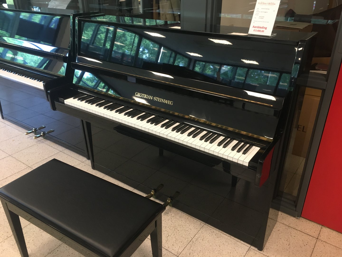 Grotrian-Steinweg 120 schwarz poliert von 1981 in Black glossy