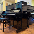 Yamaha U1 H von 1977 in Black glossy