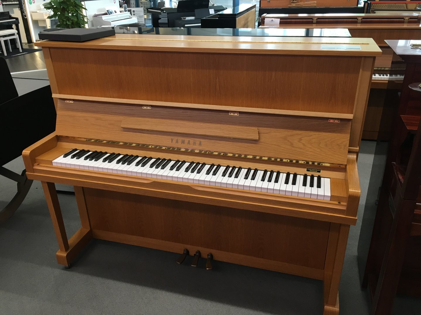 Yamaha U1N von 1977 in Oak matt
