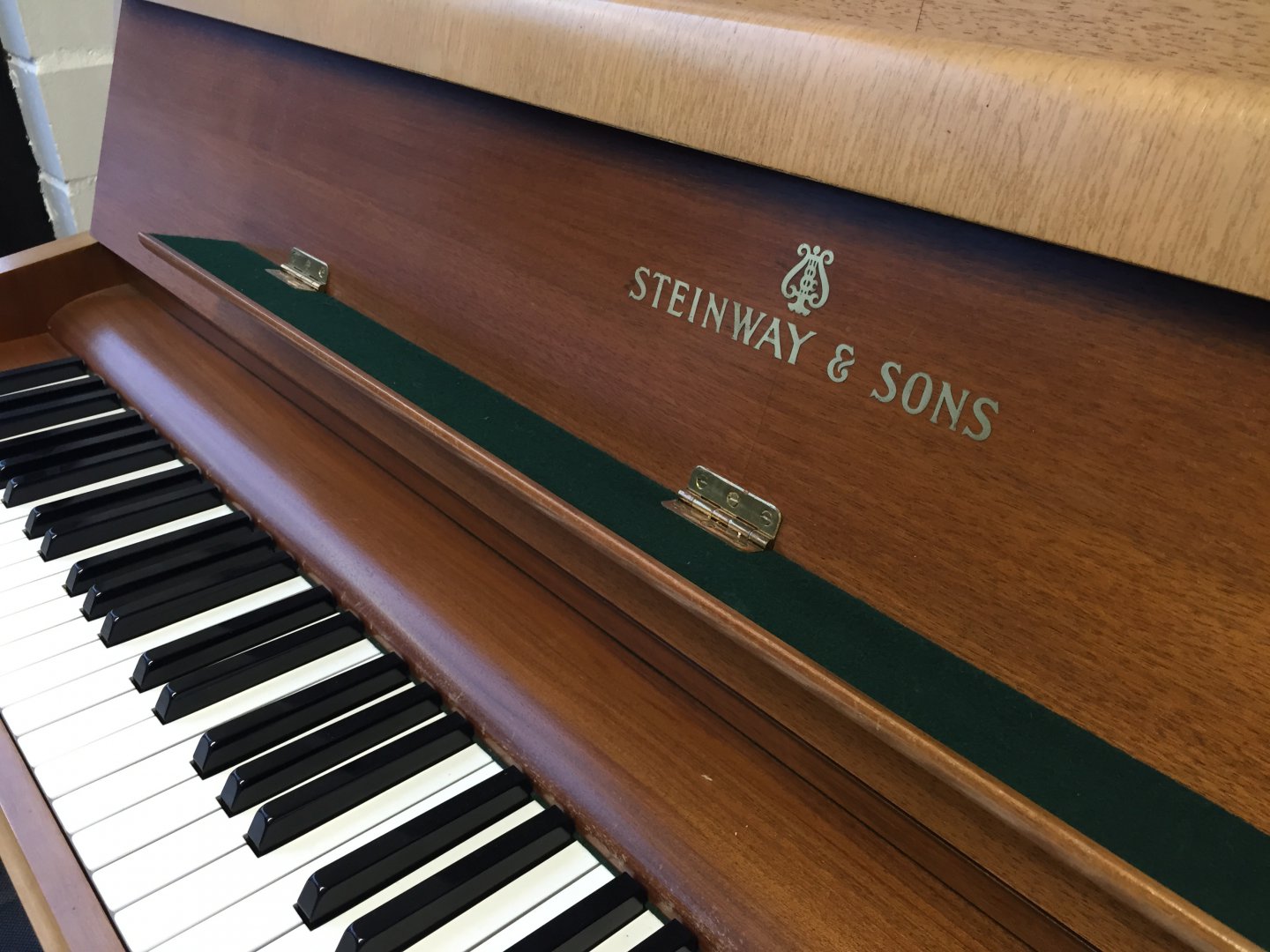Steinway & Sons Z von 1975 in Walnut matt