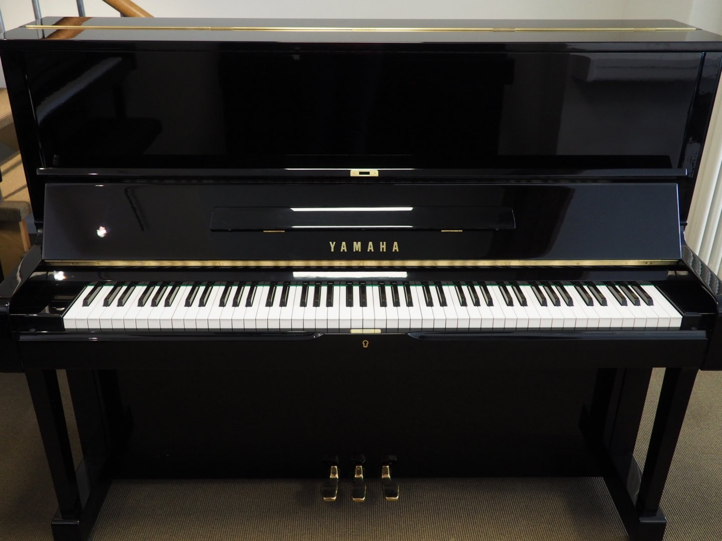 Yamaha U1 von 1976 in Black glossy