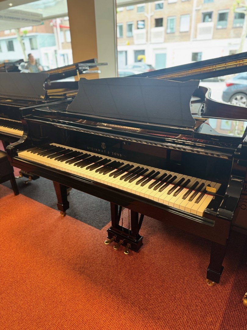 Steinway & Sons B 211 von 1990 in Black glossy