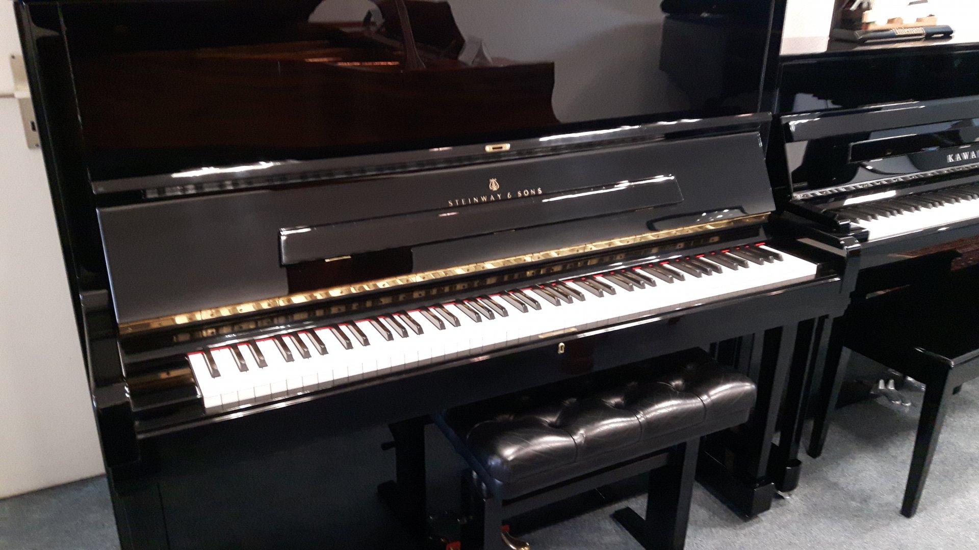 Steinway & Sons V-125 gebraucht von 1995 in Black glossy