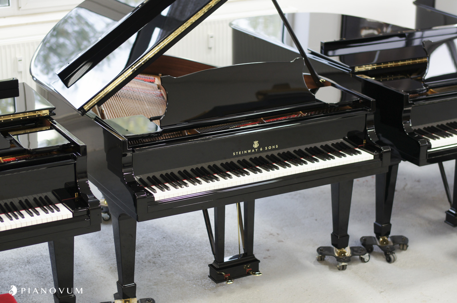 Steinway & Sons M-170 von 1986 in Black glossy
