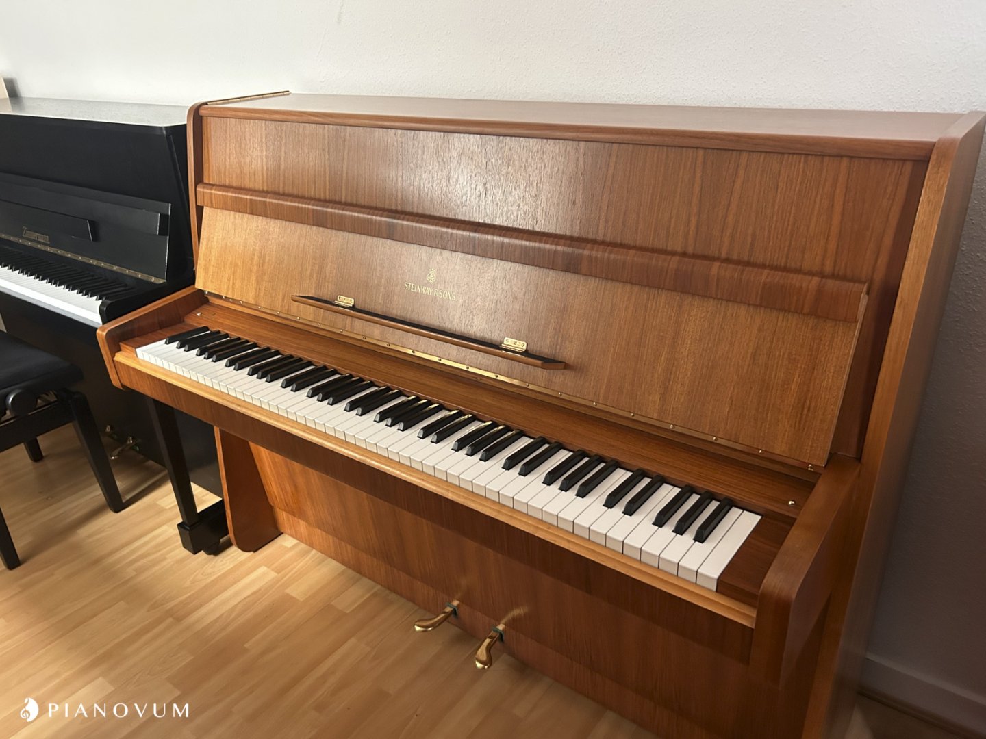 Steinway & Sons Z-114 von 1962 in Walnut glossy