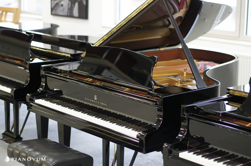 Steinway & Sons B-211 von 1983 in Black glossy