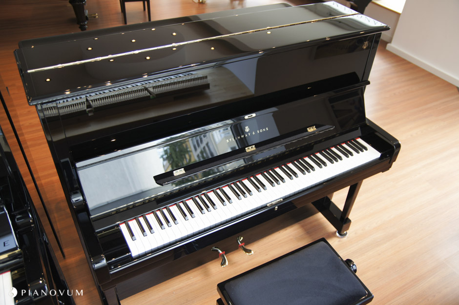 Steinway & Sons V-125 von 1994 in Black glossy