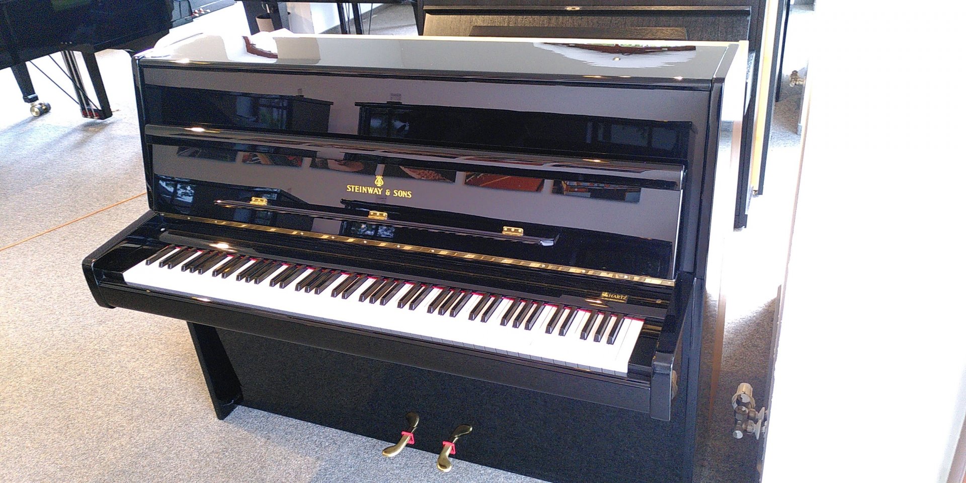 Steinway & Sons Z 114 von 1975 in Black glossy