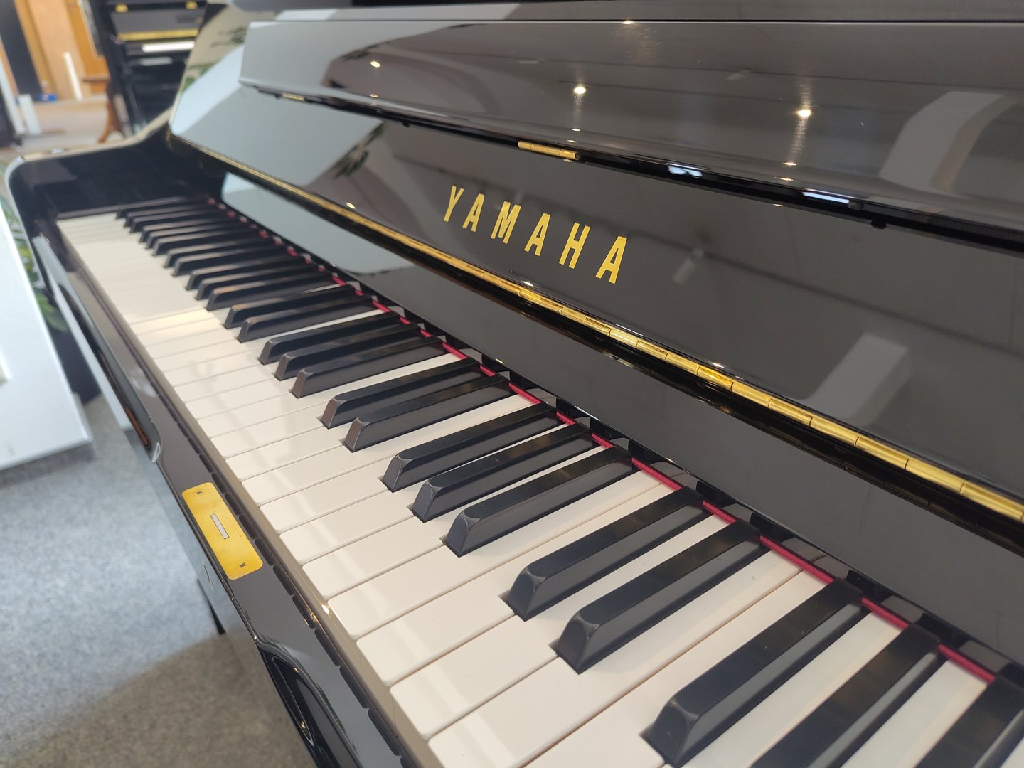Yamaha U1 von 2023 in Black glossy