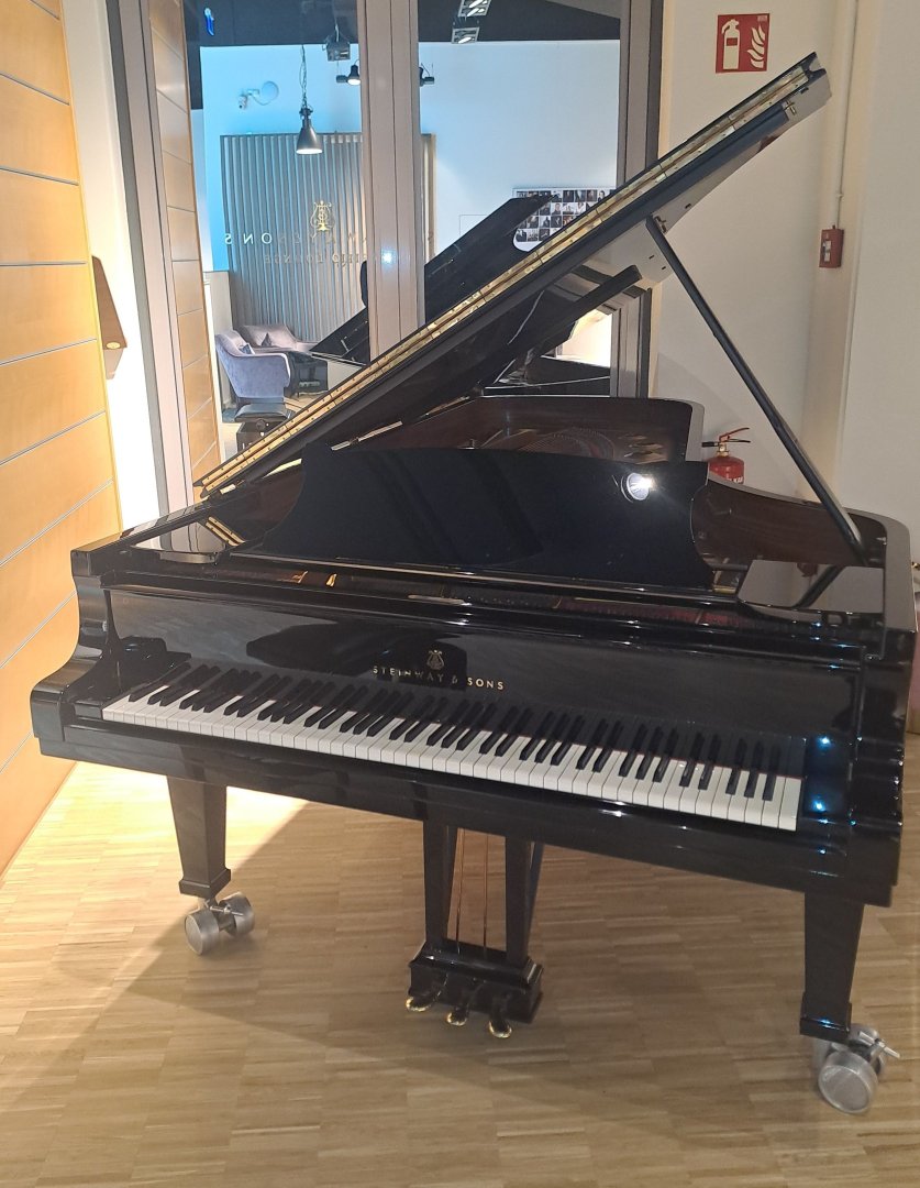 Steinway & Sons D-274 von 1973 in Black glossy