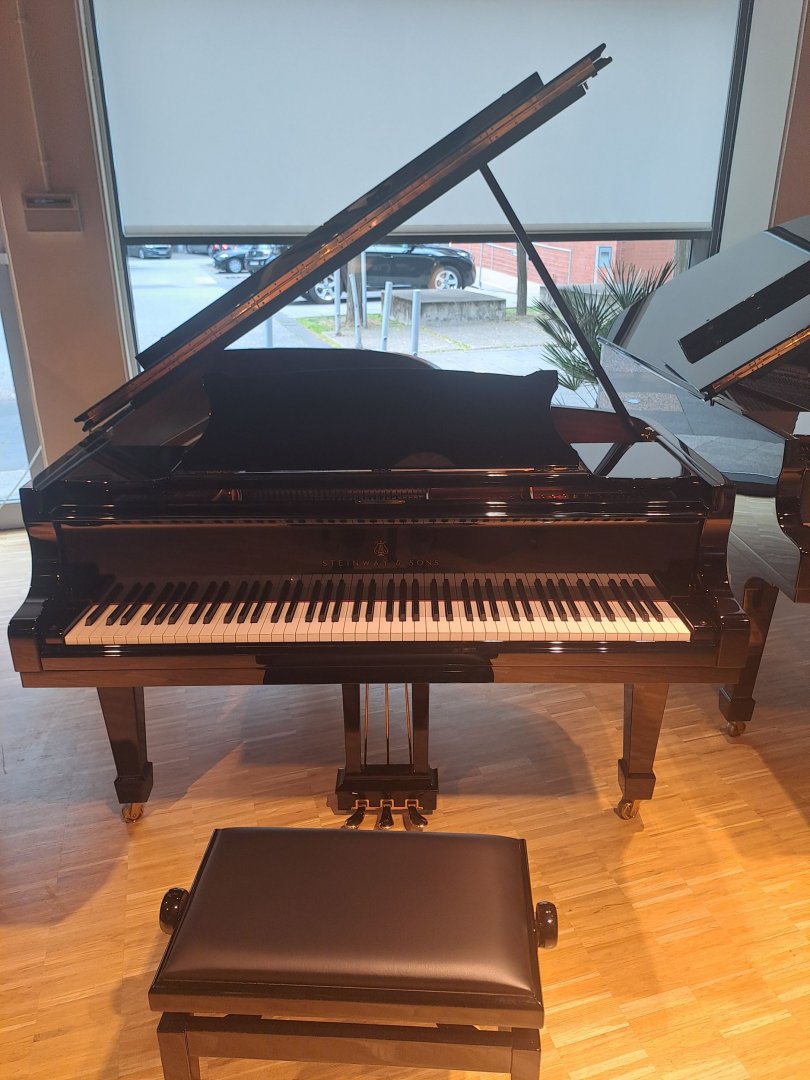 Steinway & Sons B-211 von 2013 in Black glossy