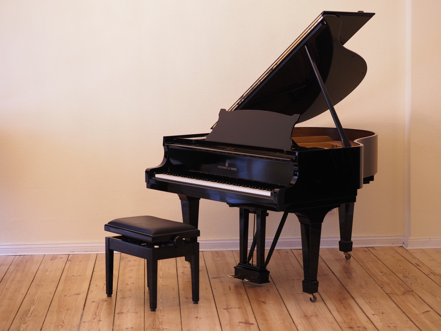 Steinway & Sons S-155 von 1963 in Black glossy