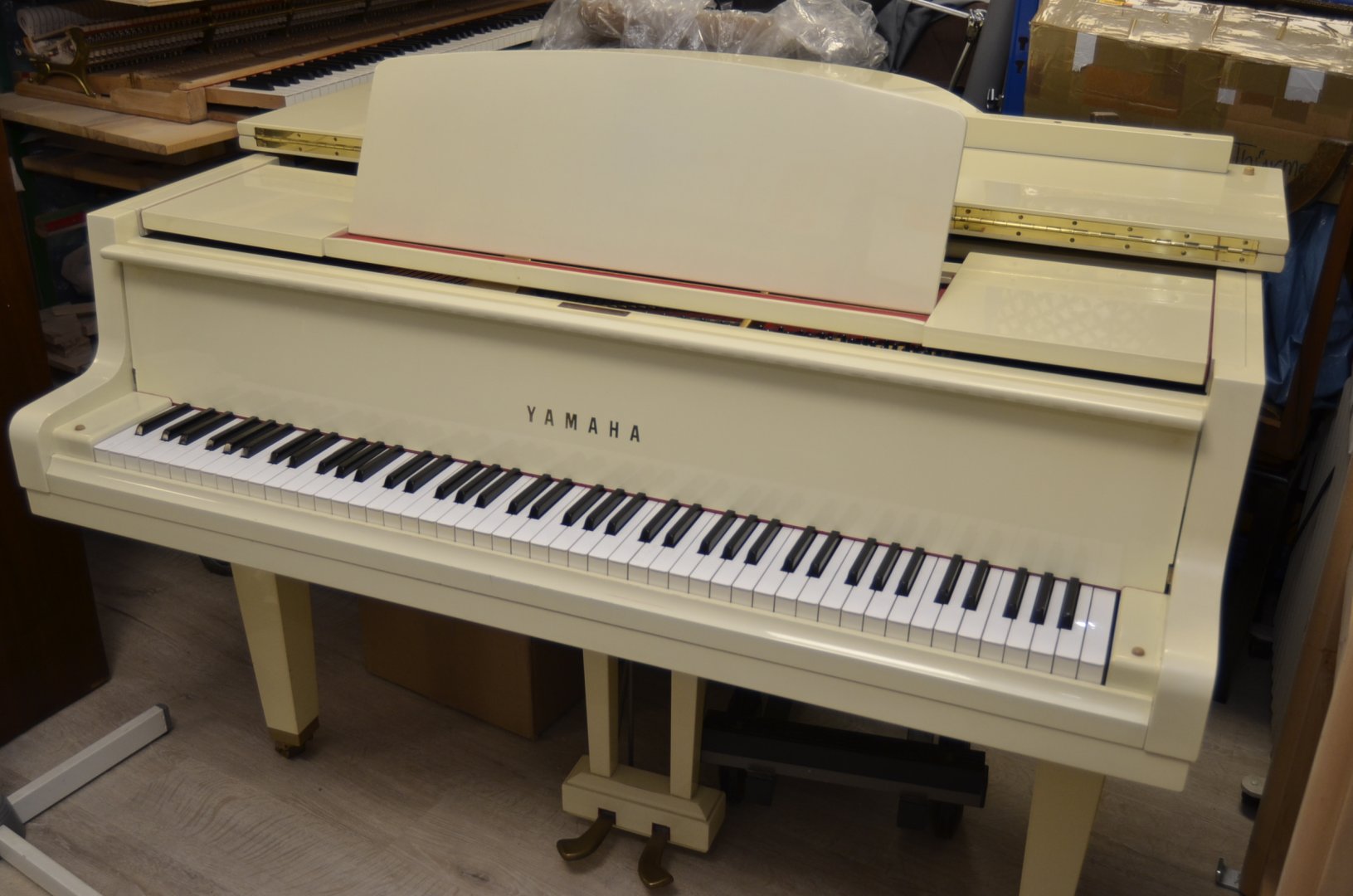Yamaha G1 von 1970 in White glossy